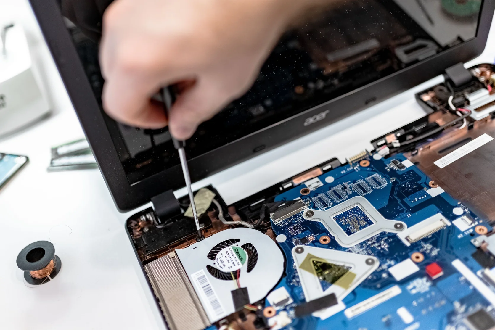 Trabalho técnico de assistência num computador portátil aberto