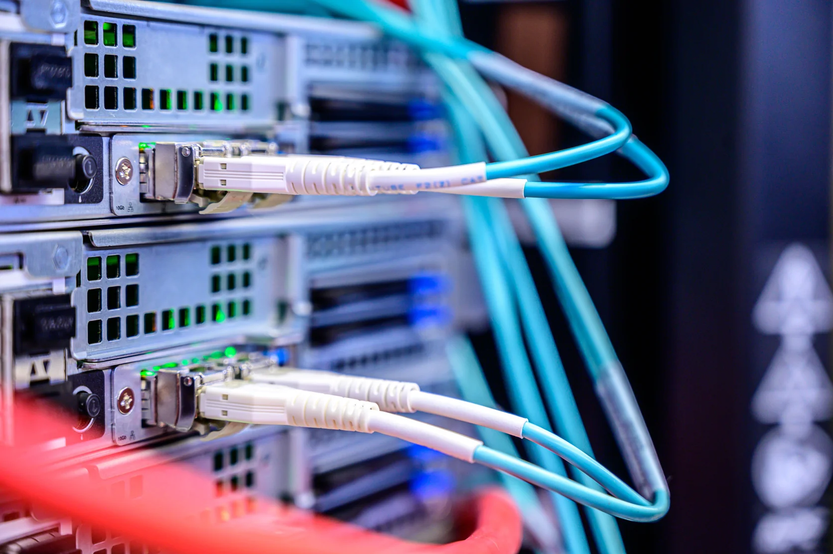 Ligações de fibra ótica a equipamentos de infraestrutura de rede