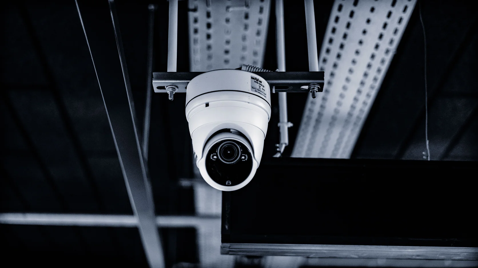 Câmara de videovigilância do tipo dome instalada num teto