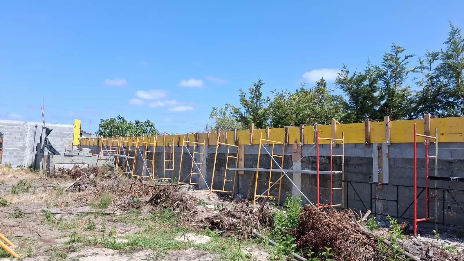 Alvenaria exterior em execução, fotografada pela equipa