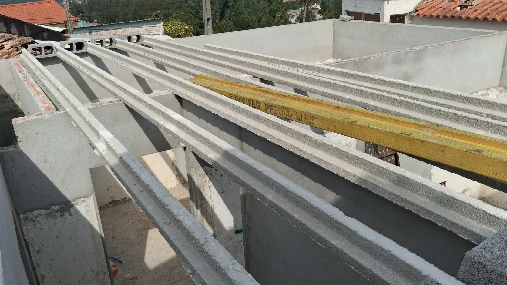 Preparação de uma laje com vigotas numa obra da equipa Obramática