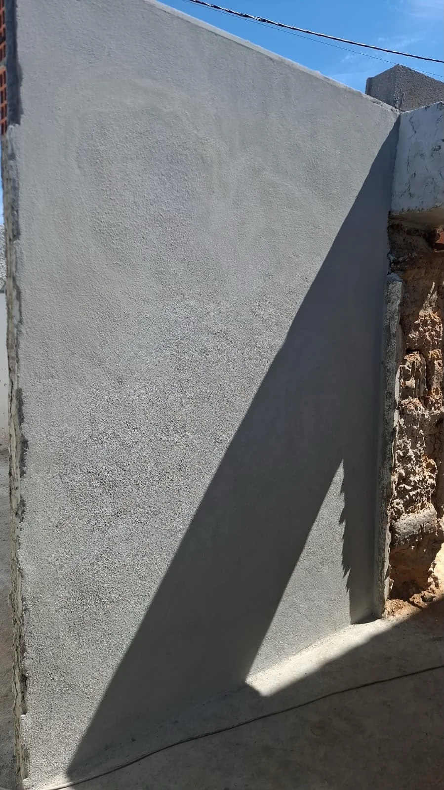 Trabalho de reboco e preparação de uma parede exterior